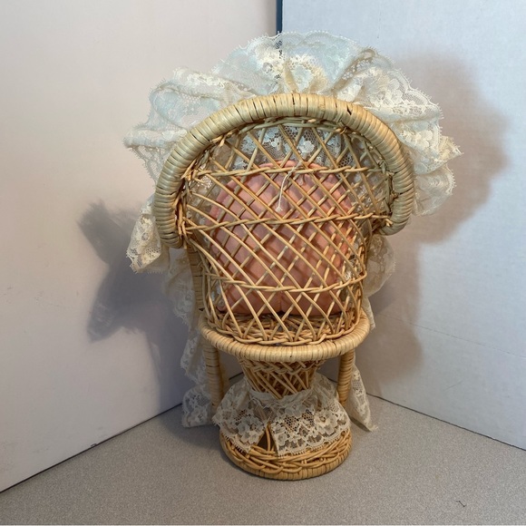 Dan Dee Vintage Victorian jointed Teddy Bear sitting on Wicker Peacock Chair - Picture 4 of 7